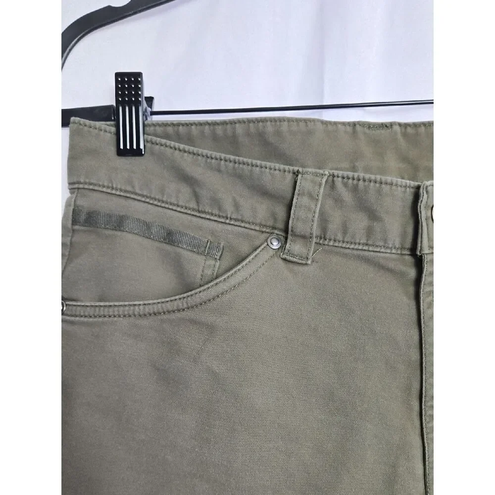 The North Face Olive Green Flat-Front Men's Shorts